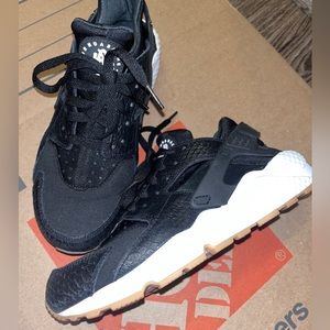 Womens Nike Air Run Huarache (black white)
